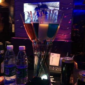 杭州哪个区夜场ktv招聘酒水销售员,交五险一金吗？