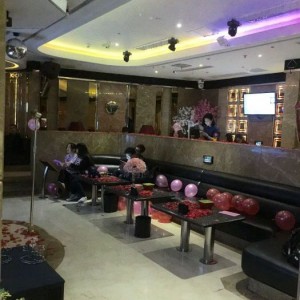 杭州高级夜总会招聘包厢服务员,是上白班还是上夜班